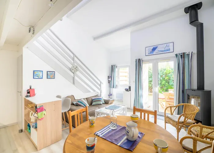 Lovely Triplex With Terrace & Garden Near Ocean