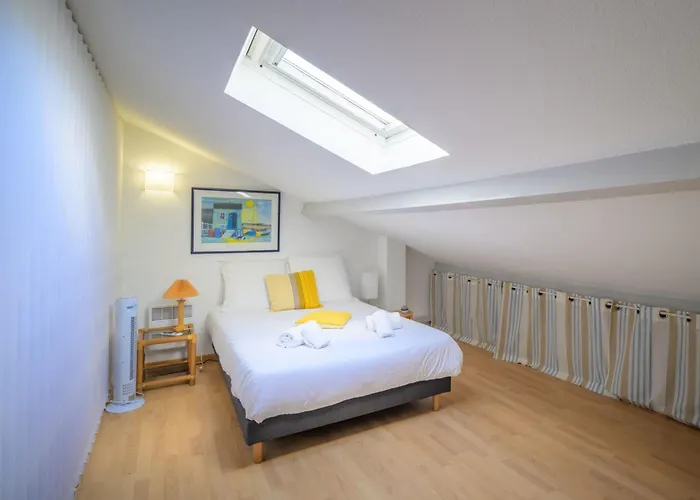 Lovely Triplex With Terrace & Garden Near Ocean Vakantiehuis *